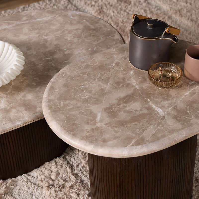 Ontdek de stijlvolle salontafel Noel van Mokana Meubelen, met een elegant marmeren blad en een moderne, ronde vorm van 90 cm. Perfect voor een eigentijdse woonkamer.