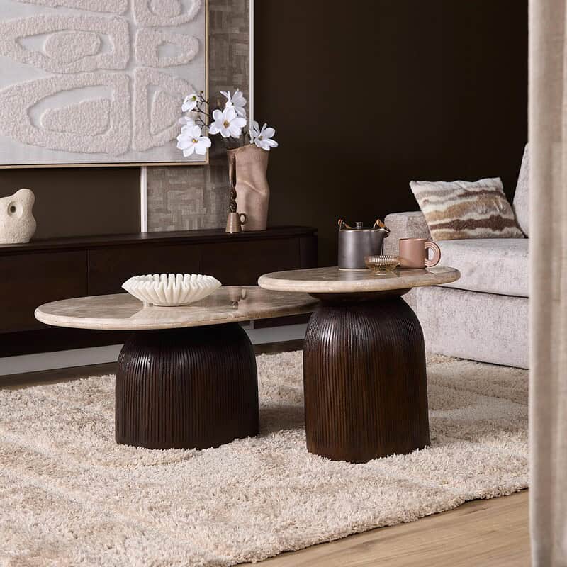 Moderne bijzettafels van Mokana met natuurlijke houten afwerking, ideaal voor een stijlvolle woonkamer. Perfect voor het plaatsen van decoraties, drankjes of boeken.
