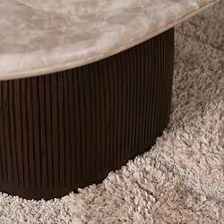 Close-up van de houten salontafel Noel van Mokana, met een ronde vorm en een natuurlijke afwerking, geplaatst op een zachte, beige tapijtvloer.