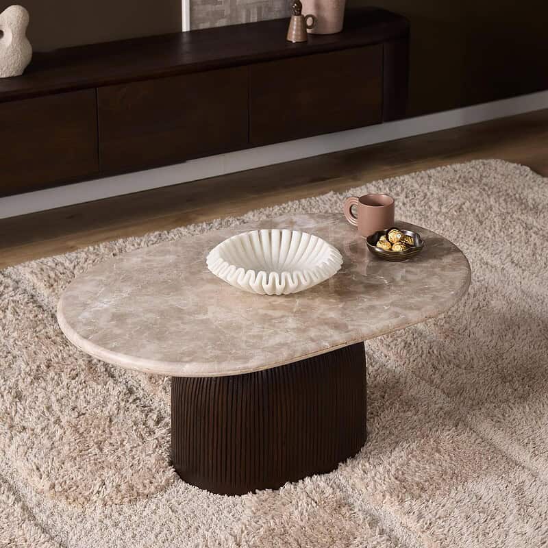 Moderne salontafel Noel van Mokana, 90 cm breed, met een elegante marmeren blad en een uniek zwart onderstel, perfect voor een stijlvolle woonkamer.