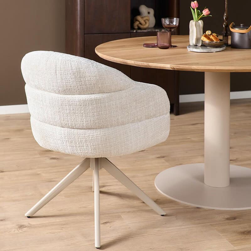 Moderne Bella eetkamerstoel in off-white stof met armleuningen en draaibaar onderstel, perfect voor een stijlvolle en comfortabele eetkamer.