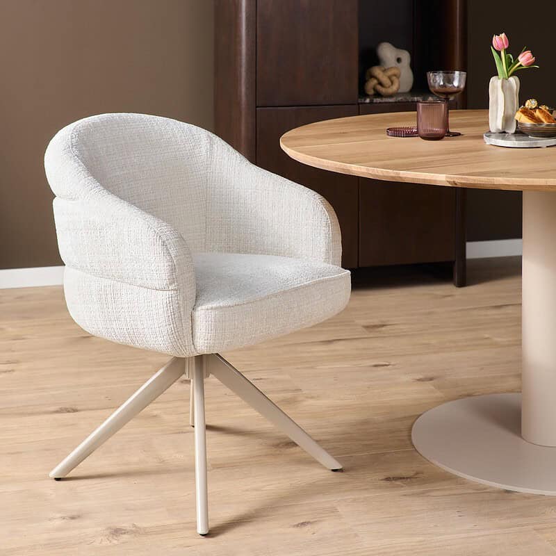 Moderne draaibare eetkamerstoel Bella in off-white stof met zandkleurige poot, ideaal voor een stijlvolle en comfortabele eetruimte.
