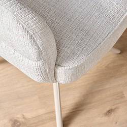 Comfortabele eetkamerstoel Bella in off-white stof met zandkleurige poot en armleuningen, perfect voor een stijlvolle en gezellige eethoek.