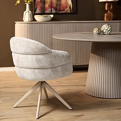 Moderne draaibare eetkamerstoel Bella in Off White met zandkleurige poot, perfect voor een stijlvolle eetkamer of kantoorruimte.
