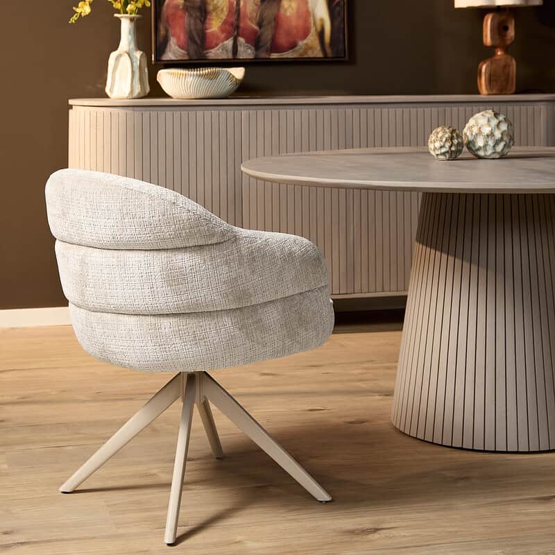 Moderne draaibare eetkamerstoel Bella in Off White met zandkleurige poot, perfect voor een stijlvolle eetkamer of kantoorruimte.