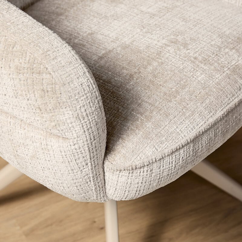 Draaibare eetkamerstoel Bella in Off White met zandkleurige poot, comfortabel en stijlvol voor elke eetkamer.