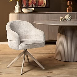 Moderne draaibare eetkamerstoel Bella in off-white stof met zandkleurige poot, ideaal voor een stijlvolle en comfortabele eetkamer.