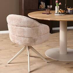 Comfortabele draaibare eetkamerstoel Bella in beige stof met zandkleurige poten, perfect voor een moderne eetkamer.