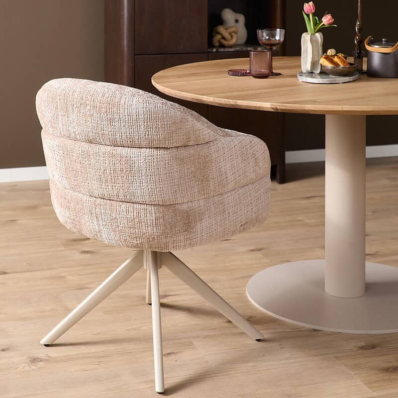 Comfortabele draaibare eetkamerstoel Bella in beige stof met zandkleurige poten, perfect voor een moderne eetkamer.
