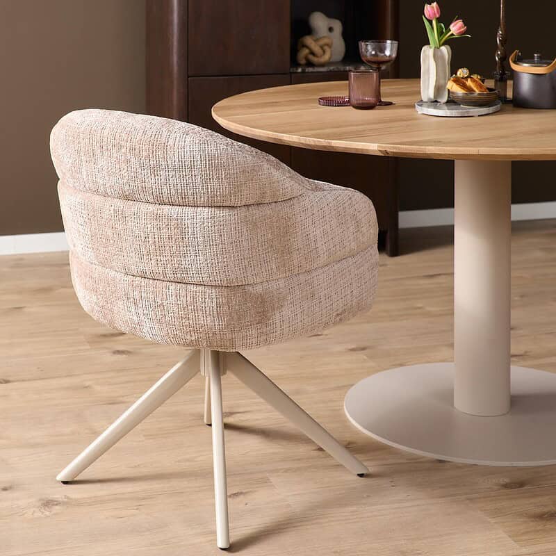 Comfortabele beige eetkamerstoel Bella met armleuningen en zandkleurige poten, perfect voor een stijlvolle en gezellige eethoek.