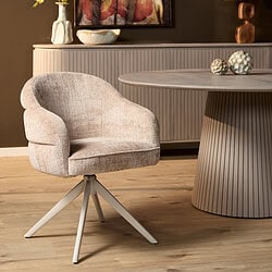 Moderne draaibare eetkamerstoel Bella in beige stof met zandkleurige houten poot, perfect voor een stijlvolle en comfortabele eetruimte.