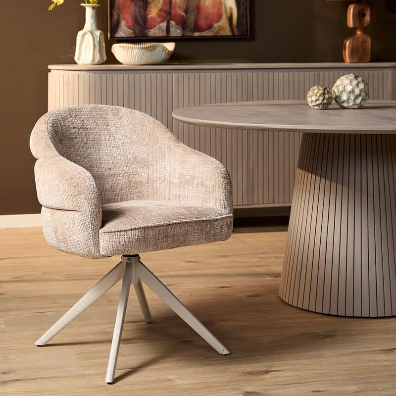 Moderne draaibare eetkamerstoel Bella in beige stof met zandkleurige houten poot, perfect voor een stijlvolle en comfortabele eetruimte.