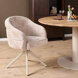 Comfortabele beige eetkamerstoel Bella met armleuningen en zandkleurige poten, perfect voor een stijlvolle en gezellige eethoek.