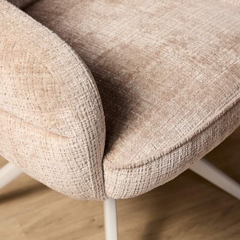 Comfortabele draaibare eetkamerstoel Bella in beige stof met zandkleurige poten, perfect voor een stijlvolle en praktische eetkamer.
