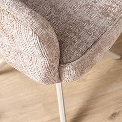 Comfortabele beige eetkamerstoel Bella met sandkleurige poten en armleuningen, perfect voor een stijlvolle en gezellige eethoek.