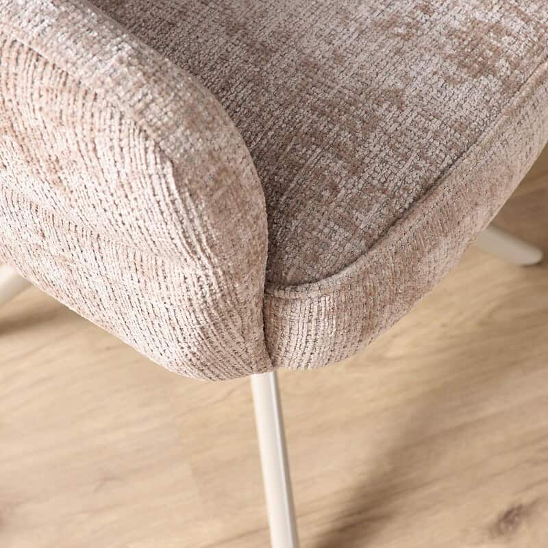 Comfortabele beige eetkamerstoel Bella met sandkleurige poten en armleuningen, perfect voor een stijlvolle en gezellige eethoek.