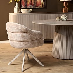 Draaibare eetkamerstoel Bella in beige stof met zandkleurige houten poten, perfect voor een stijlvolle en comfortabele eetkamer.