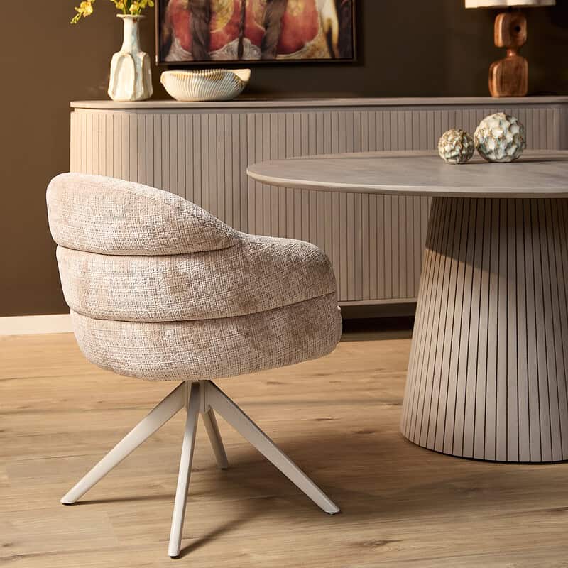 Draaibare eetkamerstoel Bella in beige stof met zandkleurige houten poten, perfect voor een stijlvolle en comfortabele eetkamer.