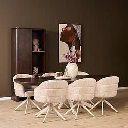 Set van zes draaibare eetkamerstoelen in beige stof met zandkleurige poten rondom een donker houten eettafel in een modern interieur.