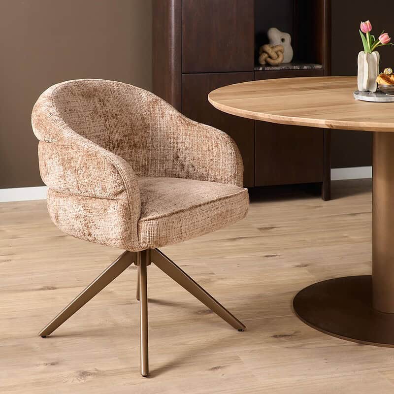 Comfortabele eetkamerstoel Bella in Cinnamon met bronzen poot en armleuning, perfect voor een stijlvolle en gezellige eethoek.