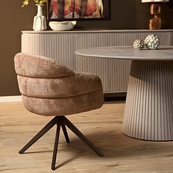 Comfortabele eetkamerstoel Bella met armleuning in Cinnamon stof en bronzen poot, perfect voor een stijlvolle eetkamer of kantoorruimte.