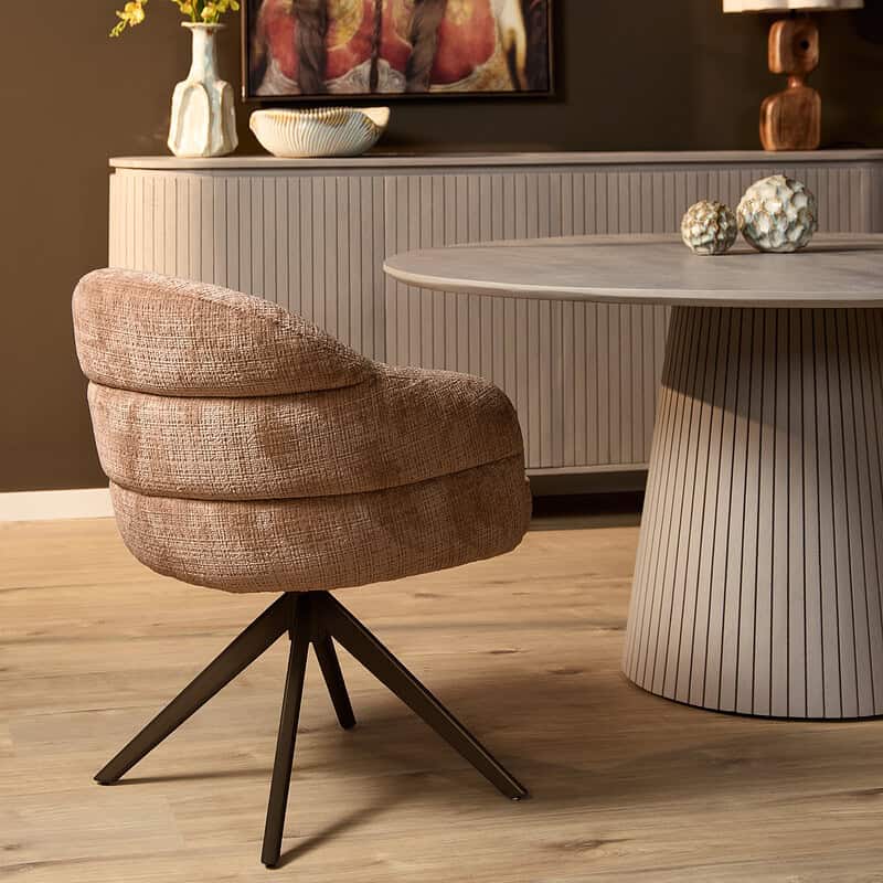 Comfortabele eetkamerstoel Bella met armleuning in Cinnamon stof en bronzen poot, perfect voor een stijlvolle eetkamer of kantoorruimte.