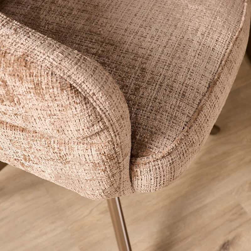 Comfortabele Eetkamerstoel Bella in Cinnamon stof met bronzen poten en armleuning, perfect voor een stijlvolle eetkamer.