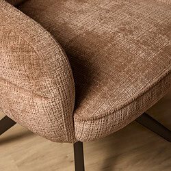 Comfortabele eetkamerstoel Bella in cinnamon stof met bronzen poten en armleuningen, perfect voor een stijlvolle en gezellige eethoek.