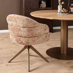 Ontdek de stijlvolle Mokana Bella eetkamerstoel met armleuning in een warme cinnamon kleur, voorzien van een elegante bronzen poot voor een moderne uitstraling.
