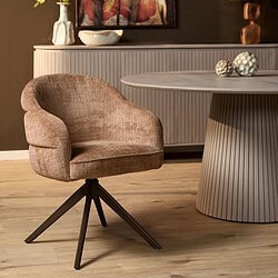 Draaibare eetkamerstoel Bella Cinnamon met bronzen poot, comfortabel en stijlvol, perfect voor moderne eetkamers. Gemaakt van hoogwaardige materialen voor duurzaamheid en elegantie.