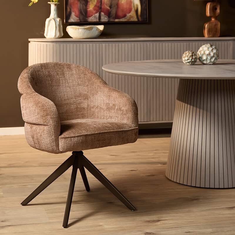Draaibare eetkamerstoel Bella Cinnamon met bronzen poot, comfortabel en stijlvol, perfect voor moderne eetkamers. Gemaakt van hoogwaardige materialen voor duurzaamheid en elegantie.