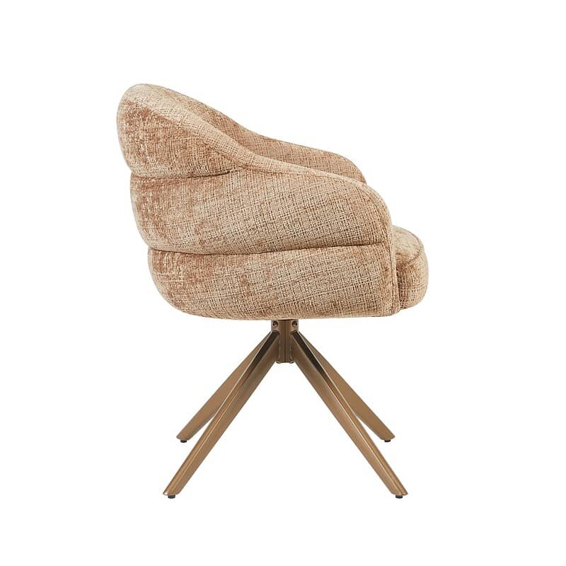 Comfortabele eetkamerstoel Bella met armleuningen in Cinnamon stof en bronzen poot, perfect voor een stijlvolle eetkamer.