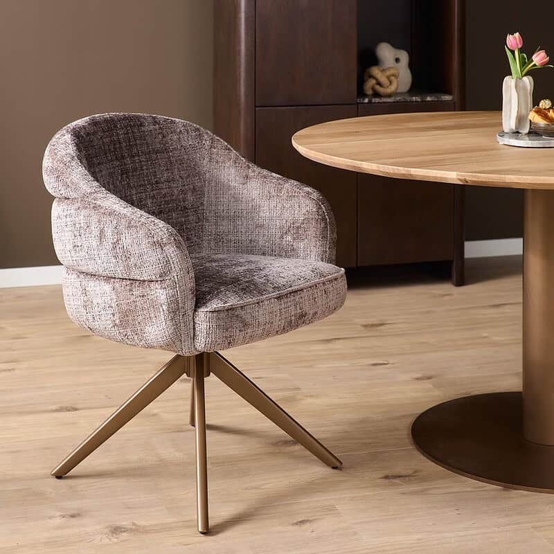 Luxe draaibare eetkamerstoel Bella Clay met bronzen poot, comfortabel en stijlvol voor moderne eetkamers.