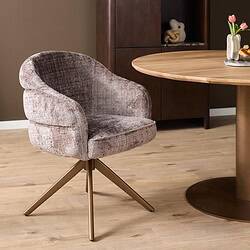 Comfortabele Bella eetkamerstoel in Clay stof met bronzen poot en armleuningen, perfect voor een stijlvolle en gezellige eethoek.