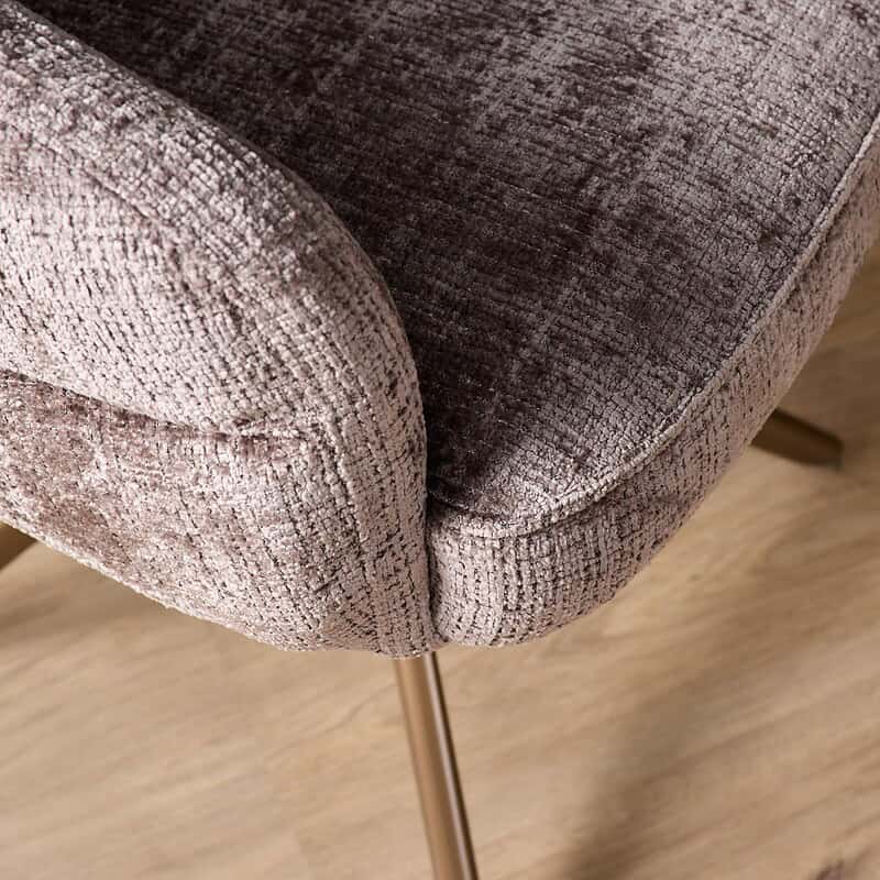 Draaibare eetkamerstoel Bella Clay met poot in brons, comfortabel en stijlvol meubel voor moderne eetkamers. Perfect voor een elegante en functionele eetruimte.