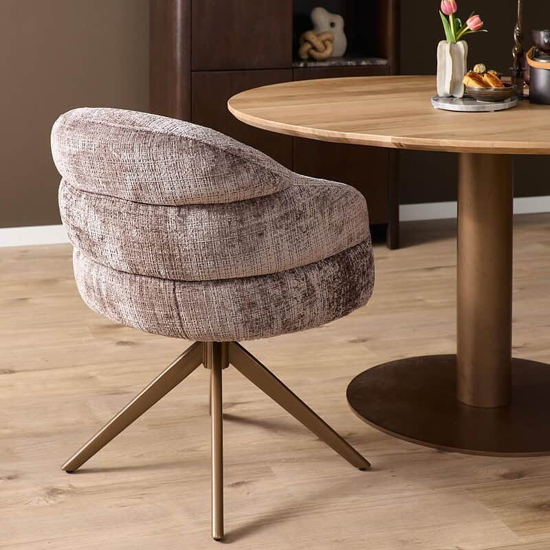 Draaibare eetkamerstoel Bella Clay in Clay kleur met bronzen poot, perfect voor een stijlvolle en comfortabele eetkamer.