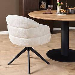 Moderne eetkamerstoel Bella in off-white stof met zwarte poot, comfortabele armleuning en elegante uitstraling, perfect voor een stijlvolle eetkamer.