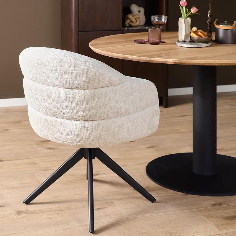 Moderne eetkamerstoel Bella in off-white stof met zwarte poot, comfortabele armleuning en elegante uitstraling, perfect voor een stijlvolle eetkamer.
