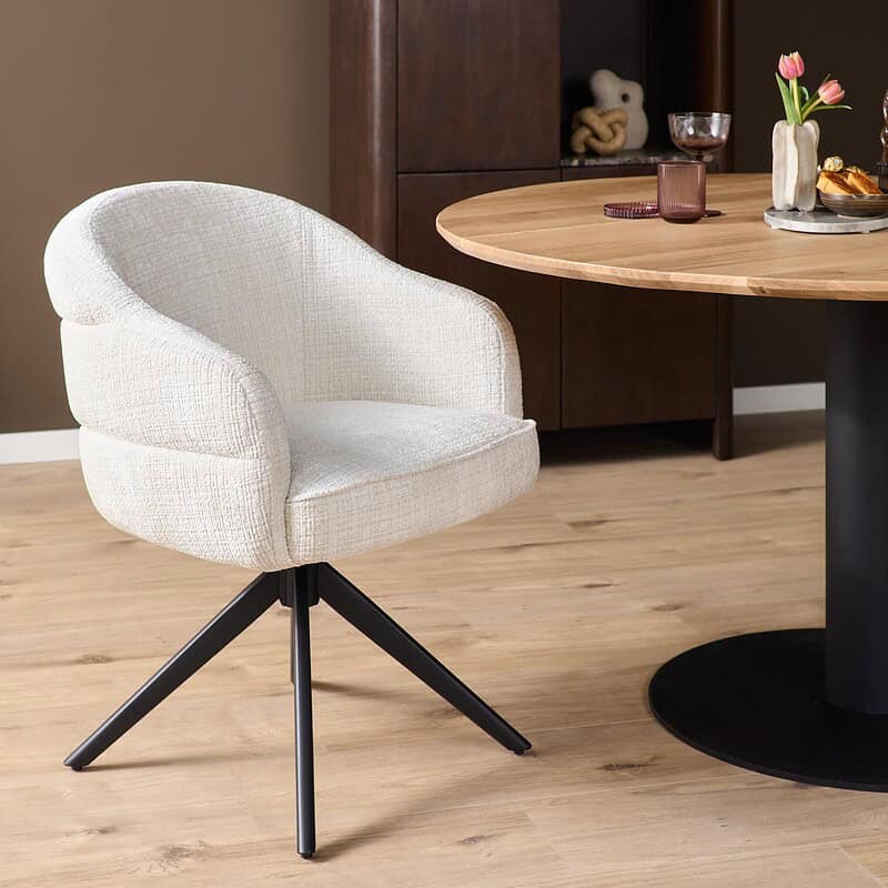 Moderne eetkamerstoel Bella in off-white stof met zwarte poot, comfortabele armleuning en elegante uitstraling, perfect voor een stijlvolle eetkamer of kantoorruimte.