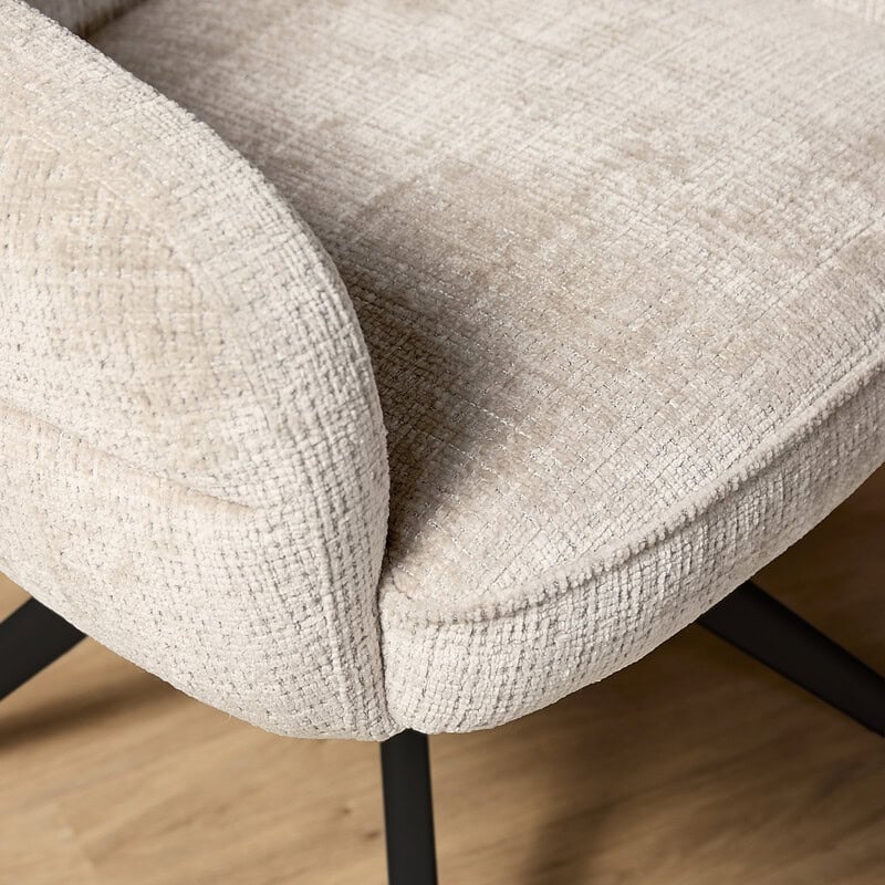 Draaibare eetkamerstoel Bella in Off White met zwarte poot, comfortabel en stijlvol voor moderne eetkamers.