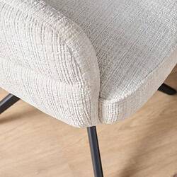 Draaibare eetkamerstoel Bella in off-white stof met zwarte metalen poot, perfect voor een moderne eetkamer. Comfortabel en stijlvol, ideaal voor elke eetruimte.