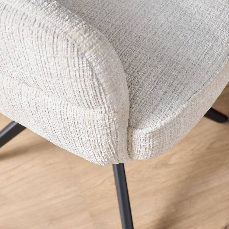 Draaibare eetkamerstoel Bella in off-white stof met zwarte metalen poot, perfect voor een moderne eetkamer. Comfortabel en stijlvol, ideaal voor elke eetruimte.