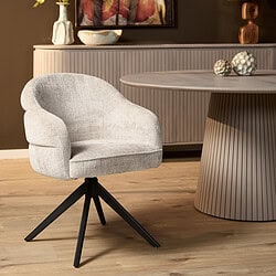 Moderne eetkamerstoel Bella in off-white stof met zwarte poot en armleuningen, perfect voor een stijlvolle eetkamer of kantoorruimte.