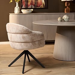 Moderne draaibare eetkamerstoel Bella in beige stof met zwarte poot, perfect voor een stijlvolle eetkamer of kantoorruimte.