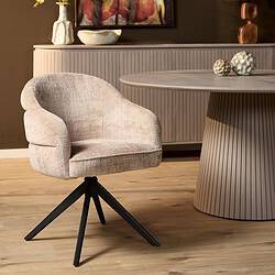 Moderne beige eetkamerstoel Bella met armleuningen en zwarte poot, perfect voor een stijlvolle eetkamer of kantoorruimte. Comfortabel en elegant design, gemaakt door Mokana Meubelen.