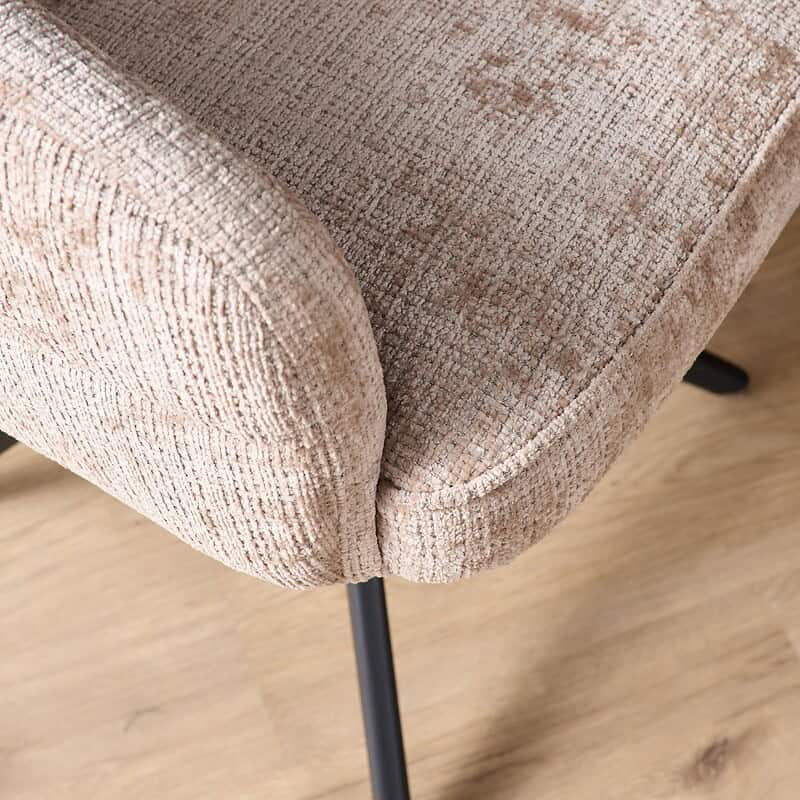 Comfortabele beige eetkamerstoel Bella met zwarte poten en armleuningen, perfect voor een stijlvolle en gezellige eethoek. Gemaakt van duurzaam en zacht stoffering voor optimaal zitcomfort.