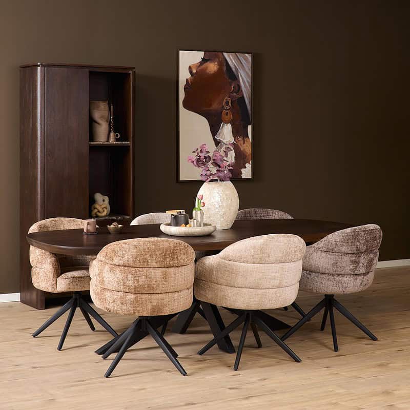 Set van zes elegante eetkamerstoelen Bella in claykleur met zwarte poot en armleuningen, perfect voor een moderne eetkamer.