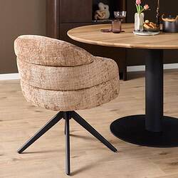 Comfortabele eetkamerstoel Bella in cinnamon stof met zwarte poot, armleuningen en draaibaar ontwerp, perfect voor een stijlvolle en gezellige eethoek.