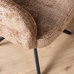 Comfortabele eetkamerstoel Bella in cinnamon stof met zwarte poten en armleuningen, perfect voor een stijlvolle en gezellige eethoek.