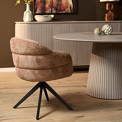 Zachte eetkamerstoel Bella in Cinnamon met zwarte poot en armleuning, perfect voor een stijlvolle en comfortabele eetruimte.
